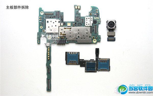 Note3的两个SIM卡槽、SD卡槽为模块式，用排线与主板相连，此外还可以将摄像头拆除。